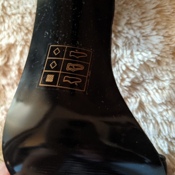 Black heels - Picture 3 of 3